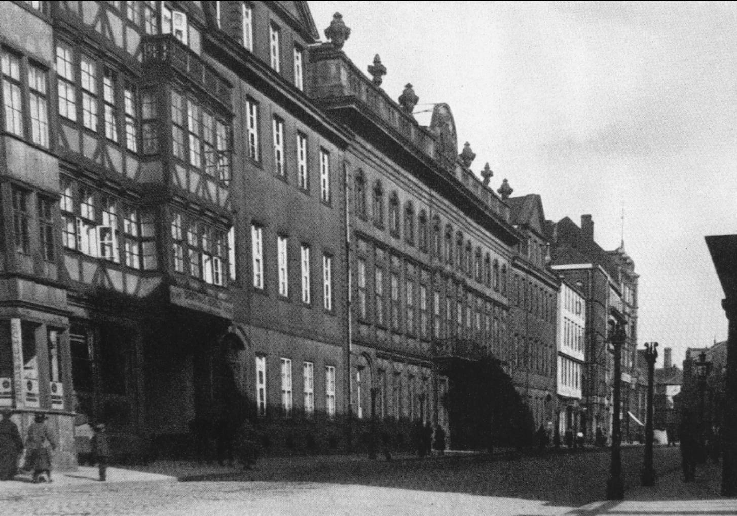 Leinstraße mit dem Alten Palais