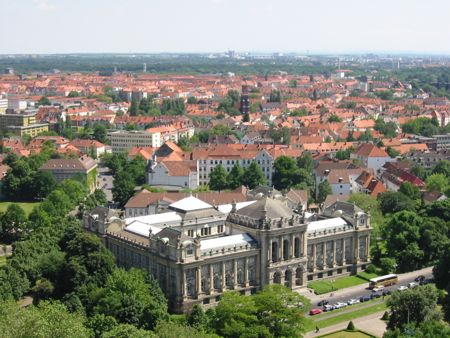 Blick vom Neuen Rathaus auf das Landesmuseum 2003, (c) stadthistorie.info